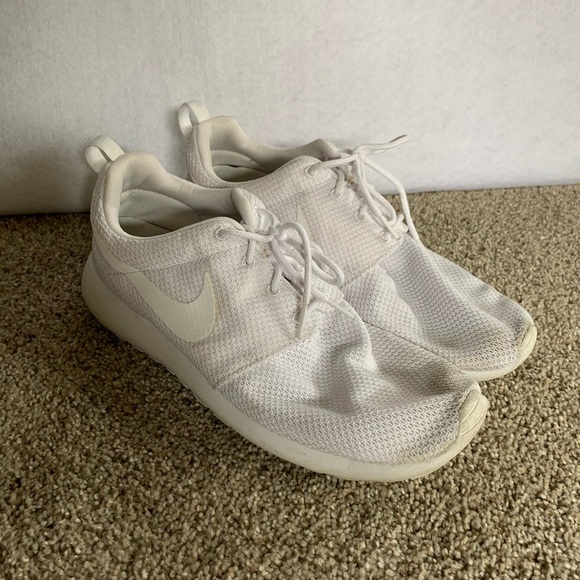 white roshe runs mens